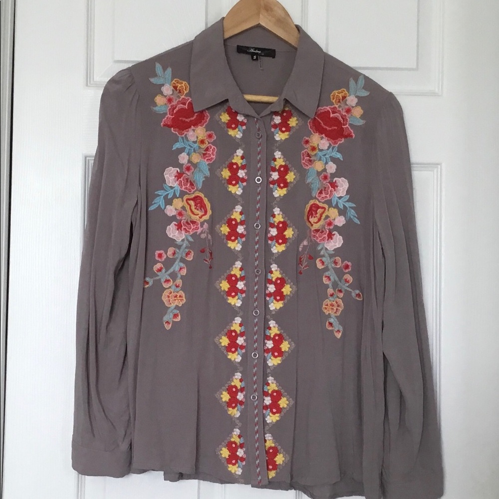 Andre by Unit Embroidered Top S/M